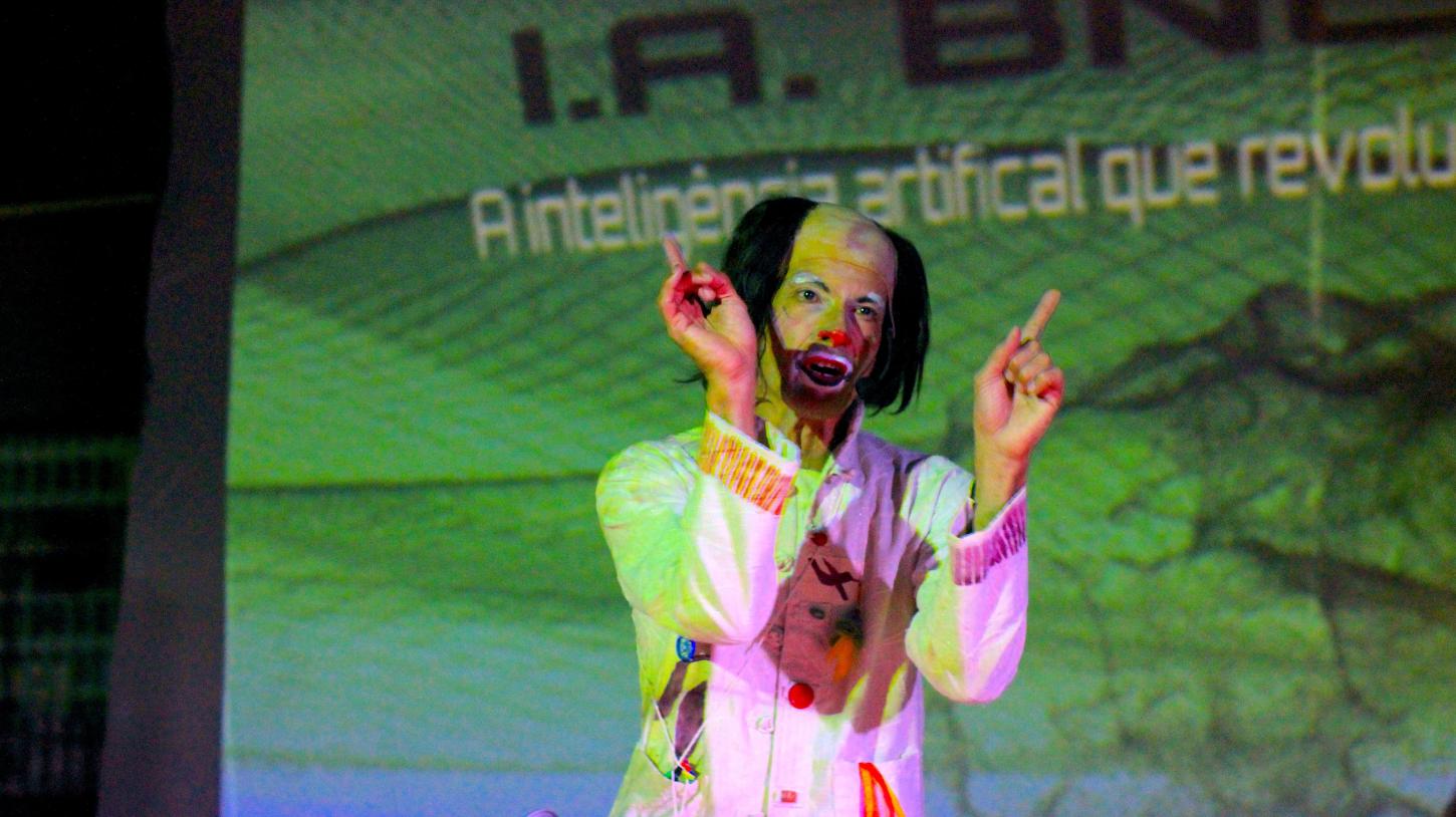Espetáculo ‘Inteligência Artificial, Burrice Natural... Cada Coisa Pelo Seu Nome” chega ao palco do Sesc Bauru